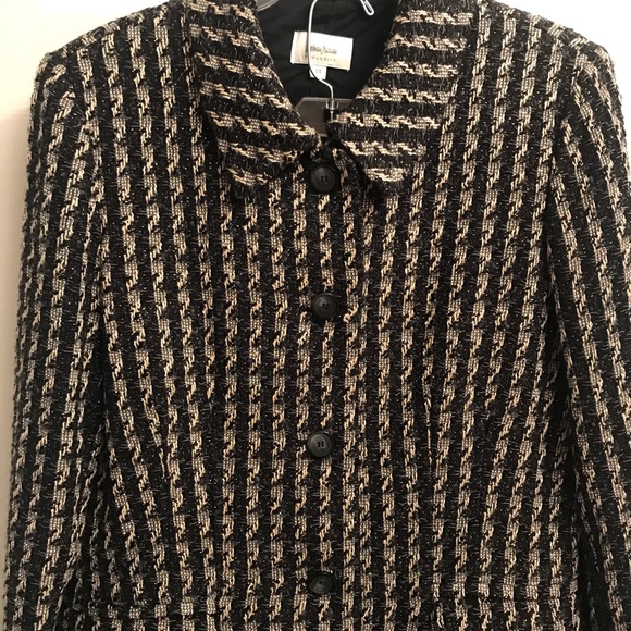 Beautiful 2 piece suit; sparkles thruout jacket - Picture 2 of 9